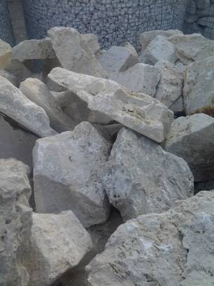 Pietre informi di travertino